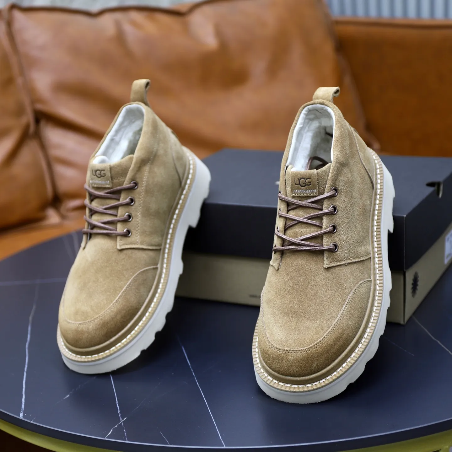 Ex-factory price: 640💰Thick wool imported from Australia Brand: UGG genuine purchasing agent Size: 39-45 Grade: Official website 1:1 Material: First layer of genuine leather waterproof and antifreeze upper Real wool lining Original non-slip soft wear-resistant outsole Style category: Men's casual shoes Trendy style Comfortable on the feet Color: Official website color synchronization